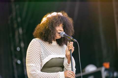 Artisti Emilia Sisco tunnelmoi Kivenlahden rantajuhannuksessa 2025.