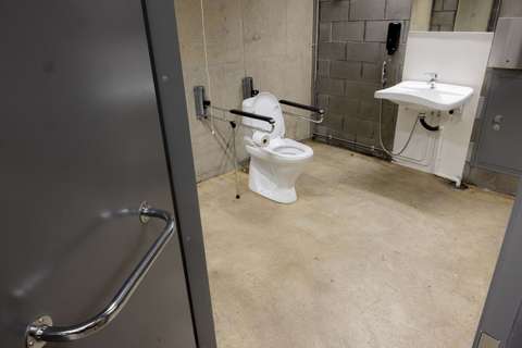  Tillgänglig toalett bredvid caféet på första våningen.