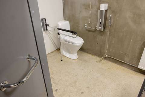  Tillgänglig toalett på bottenvåningen (K).