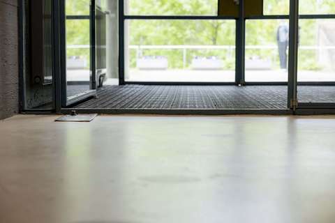  Tröskeln till ytterdörren som leder till Futuro-huset (3 cm).