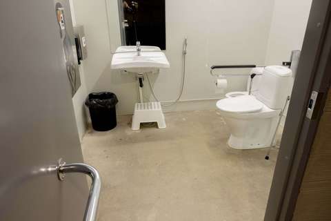  Tillgänglig toalett bredvid Mauri Kunnas utställningsutrymme på andra våningen.