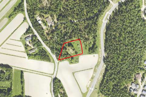 Ilmakuvaan on punaisella viivalla tehty kaavan aluerajaus.