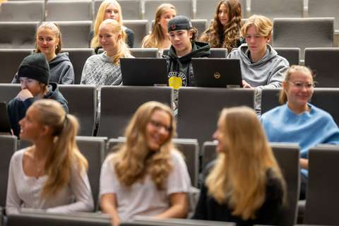 Studerande sitter i auditoriet