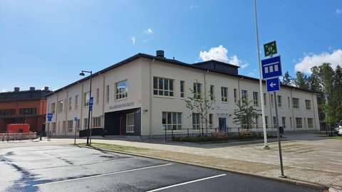 Uusi Kalajärven päiväkoti on vaalea ja ikkunapintainen rakennus, joka sijaitsee puistomaisessa ympäristössä.