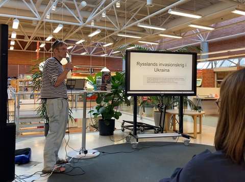 Marcus Lindqvist berättar om sin bok Slaget om Ukraina på Östra centrums bibliotek.