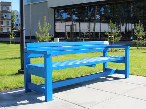 Sininen Tapiola-penkki.