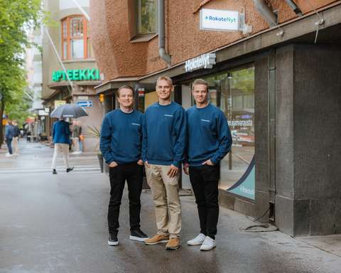 RokoteNyt Oy:n yrittäjät Otto Silventola, Aleksi Tarkkonen ja Nicolas Wuolle yhteiskuvassa kadulla RokoteNyt-toimipisteen edustalla.