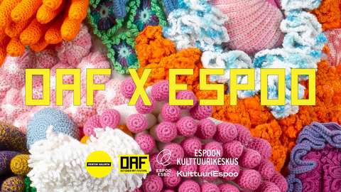 Korallimainen värikäs tekstiilityö.