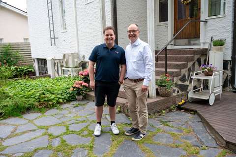 Aaro ja Jussi Tolvanen seisovat ulkona valkean talon edessä.