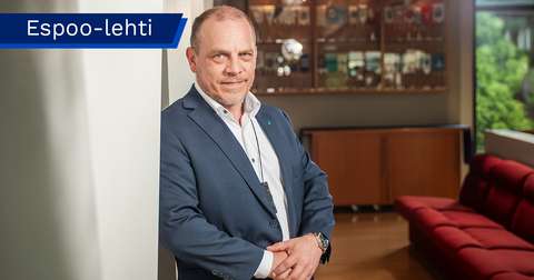 Petri Häkkinen katsoo kohti kameraa.