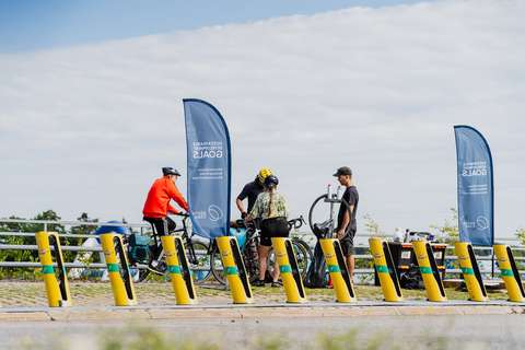 Ihmisiä Keilaniemessä, Espoossa ajamassa pyörillä.