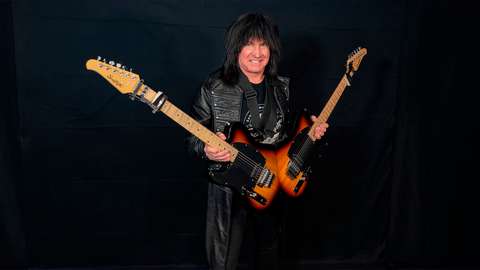 Micheal Angelo Batio pitelee kaksikaulaista kitaraa. 