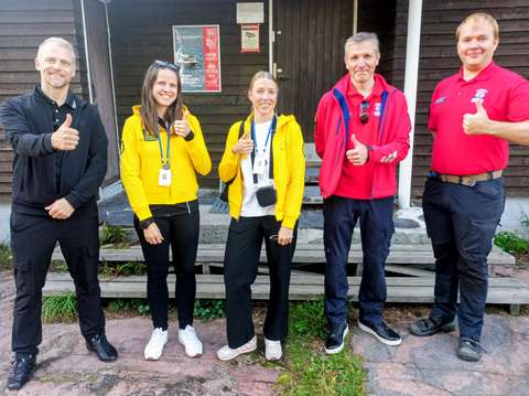 Neljä ihmistä näyttää peukkua.