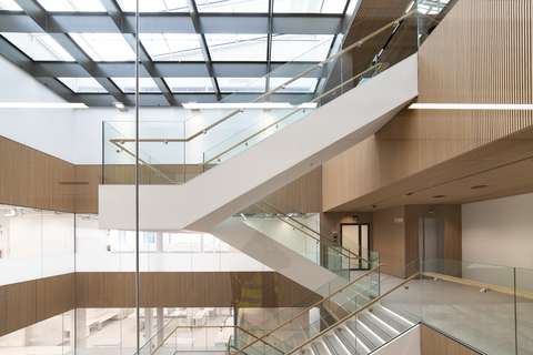 Portaikko uudessa rakennuksessa.