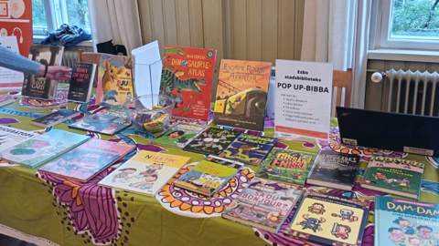 Ett urval av biblioteksböcker ligger framme på bordet.