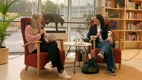 Katja Nordman intervjuar Eva Franz framför fönstret på Hagalunds bibliotek.