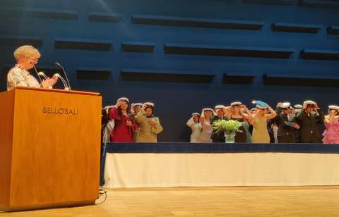 The magic moment – caps onto heads!