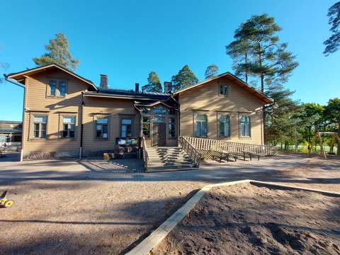 The building of Järvenperä residents' park from the outside.