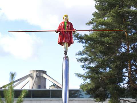 Nuorallatanssija tasapainottelee 6 metrisen metallisen renkaan päällä.