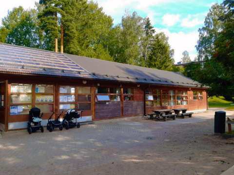 Karakallion asukaspuiston rakennus ulkoapäin.