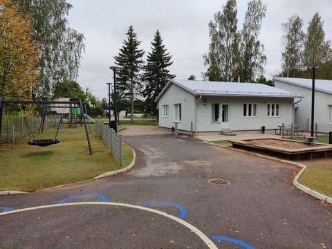 Ryhmäperhepäiväkodin rakennus ulkoapäin.