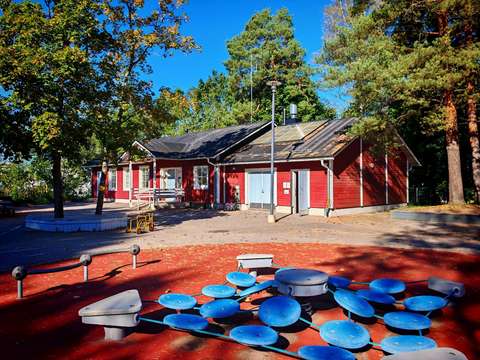 The building of Kivenlahti residents' park from the outside.