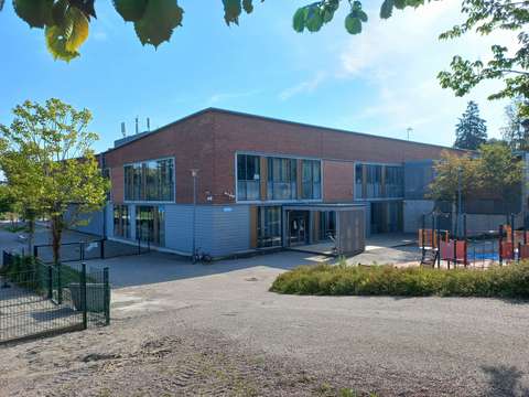 Koulumestarin päiväkoti ulkoapäin.