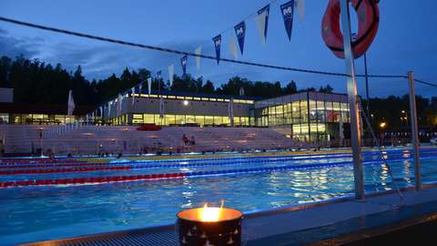 Kuvassa näkyy Leppävaaran uimahalli ja maauimalan iso allas. Ulos on laitettu ulkotulia.