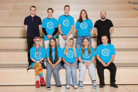 Kuvassa on Matinkylän opiskelijakunnan hallituksen jäsenet ja ohjaavat opettajat.