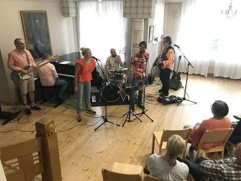 Orkestern Sven Boom uppträdde på villa Vallmogård i Grankulla.