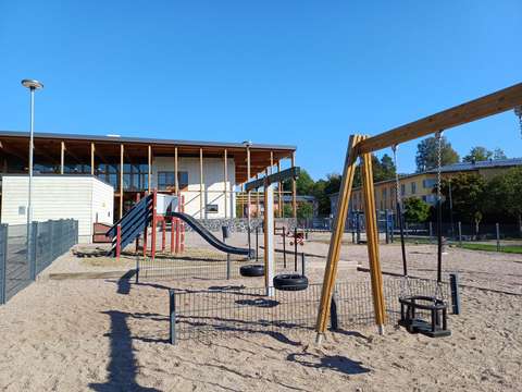 Kylätalo Palttinan rakennus ulkoapäin.