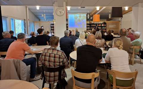 Asukastilaisuuteen osallistujat kuuntelevat esityksiä Viherlaakson alakoulun ruokasalissa.