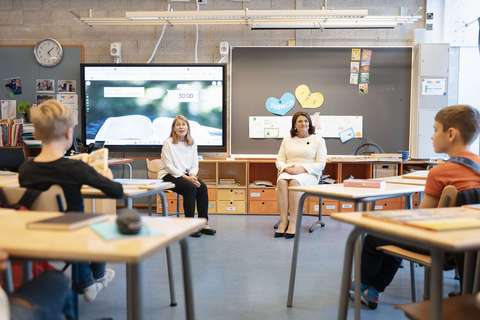 Koululaiset kertovat oman äidinkielen opetuksesta Liettuan presidentin puoliso Diana Nausėdienėlle ja oman äidinkielen opettajalle.