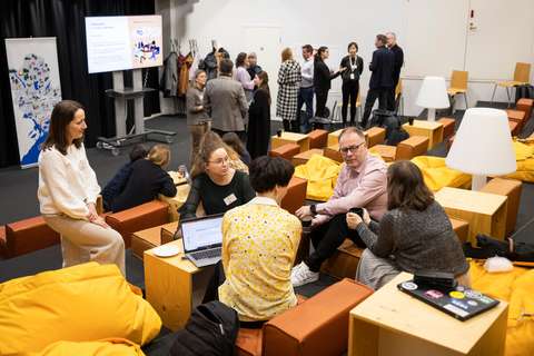 Ihmisiä juttelemassa seminaarissa