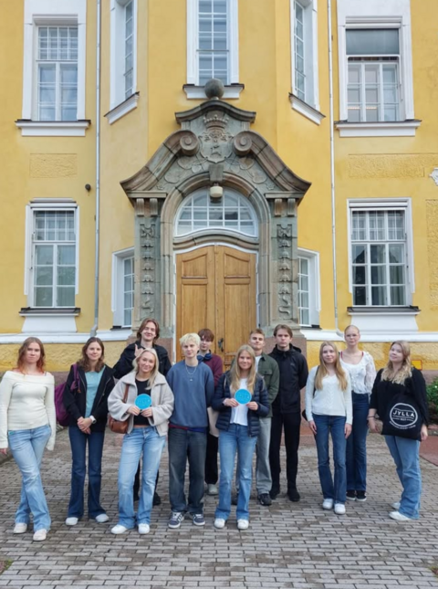 Opiskelijoita Ahvenanmaalla talon edessä.