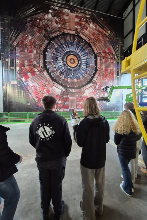 Opiskelijoita Cernin keskuksessa Sveitsissä.