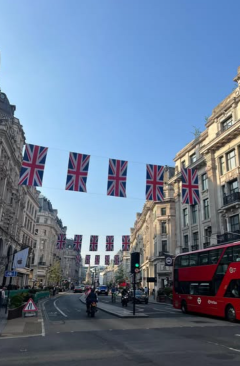 Katu Englannissa. Lippuja kadun yllä.