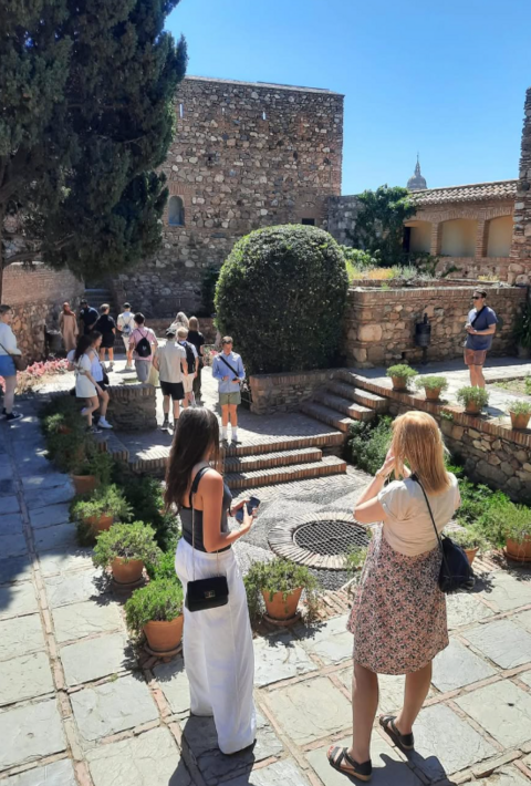 Ihmisiä linnakkeessa Espanjassa.