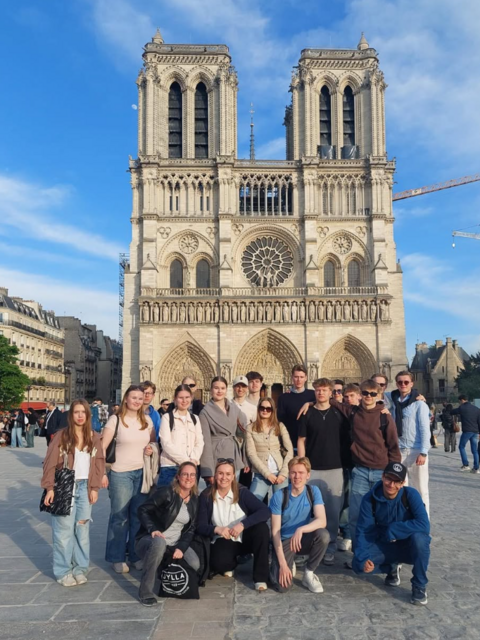 Opiskelijoita ja opettajia Notre-Damen katedraalin edessä.