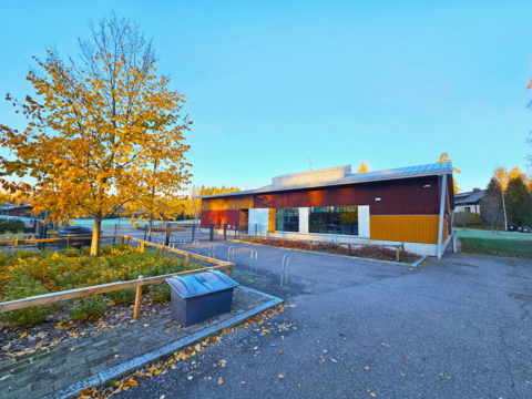 Hiirisuon asukaspuiston rakennus ulkoapäin.