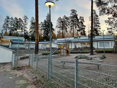 Päiväkodin rakennus ulkoapäin.