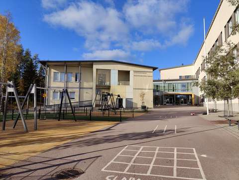 Karhusuon esiopetuksen rakennus ulkoapäin.