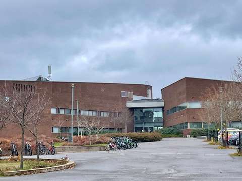 Esiopetusyksikön rakennus ulkoapäin.