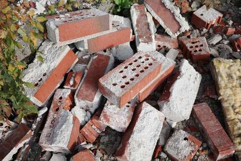 Ehjänä purettuja tiiliä kasassa.