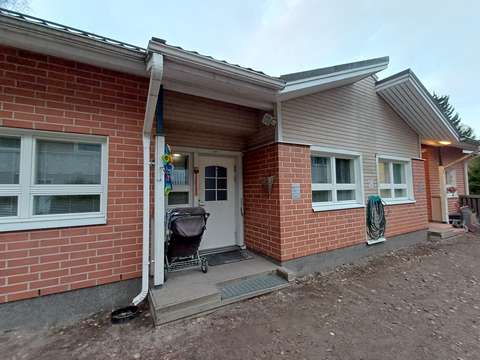 Ryhmäperhepäiväkodin rakennus ulkoapäin.