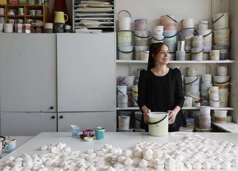 Heini työhuoneellaan koepalan osien kanssa.