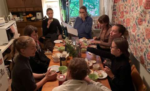 Ihmisiä ruokapöydän ääressä