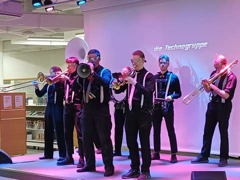 Studerandekollektivet die Technogruppe på scen i Ison Omena biblioteket.