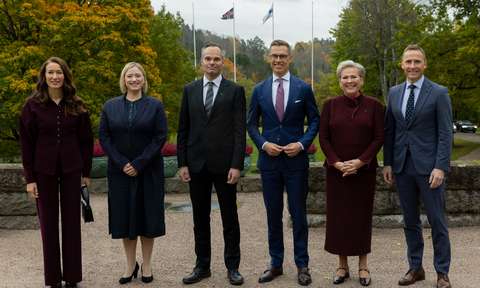 Suzanne Innes-Stubb, Henna Partanen, Kai Mykkänen, Alexander Stubb Halla Tómasdóttir and Björn Skúlason are standing next to each other and looking towards the camera.