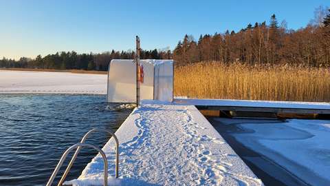 The picture shows the pier and the wind shelter of Hanikka winter swimming spot.